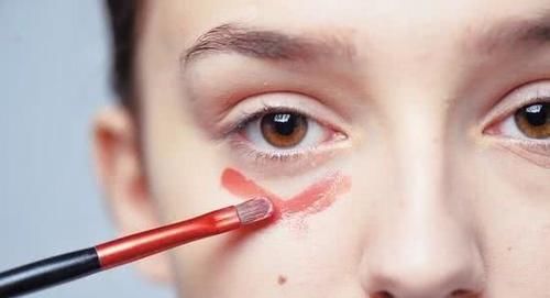  「眼妆」为什么自己画眼妆显脏，而明星化眼妆这么显干净？原因在这里