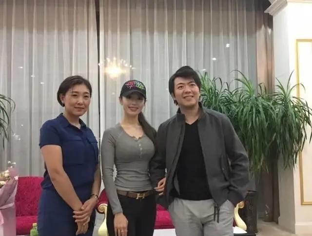  「堪称」吉娜堪称人间芭比，同款针织衫秀身材穿一年也不腻，普通人不敢穿