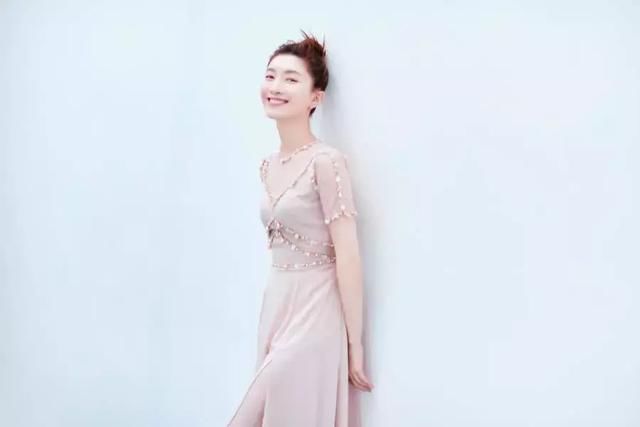 江疏影深V短裙露沟又秀长腿，亮片太多像炸毛，上半身像胖20斤