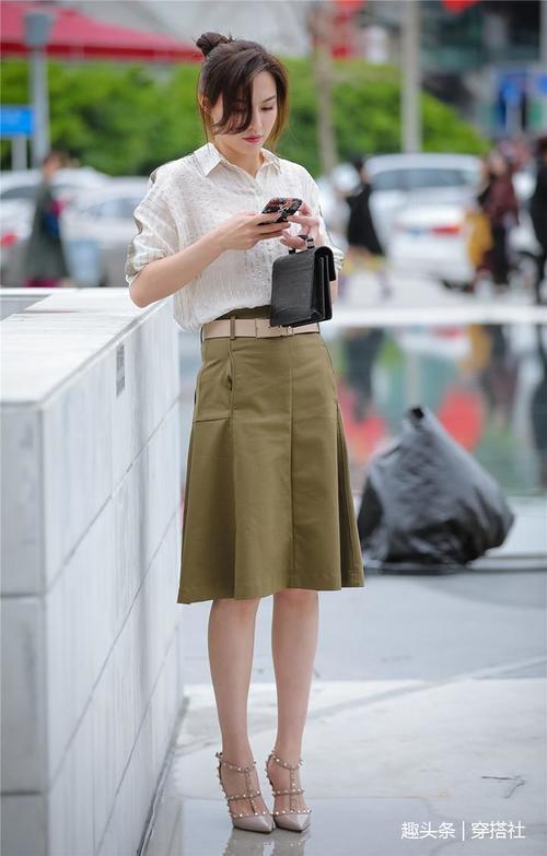 街拍：吸引人的不只有美女的身材与颜值,还有淡定优雅气质