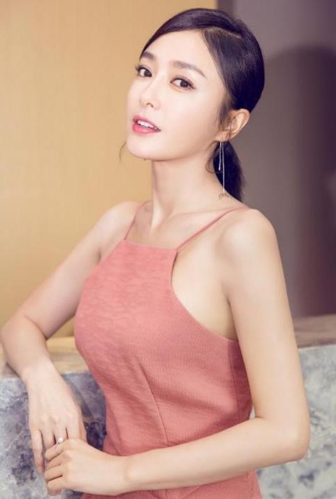 同穿粉色裙，吴谨言清纯活泼，秦岚端庄优雅，而她却土的不像话！