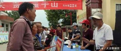 农民打工每月上万，手里没钱，村干部月薪2千，有房有车，为啥