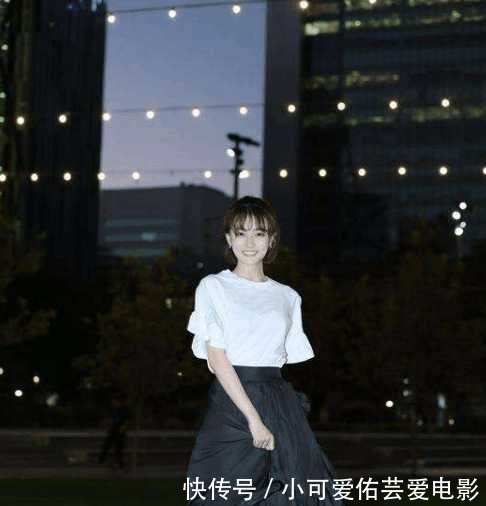 徐璐一字抹胸红色长裙亮相，性感优雅，网友喊重点部位呼之欲出