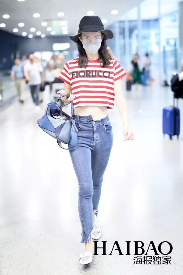 李小璐高调复出靠母女装扮嫩?刘雯一裤两穿太会搭…【海报街拍】