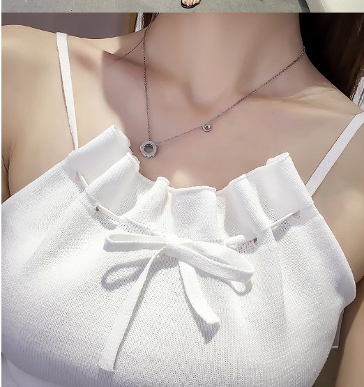 现在的小姑娘胆子真大!出门就穿这半透衫，好身材女人味挡不住