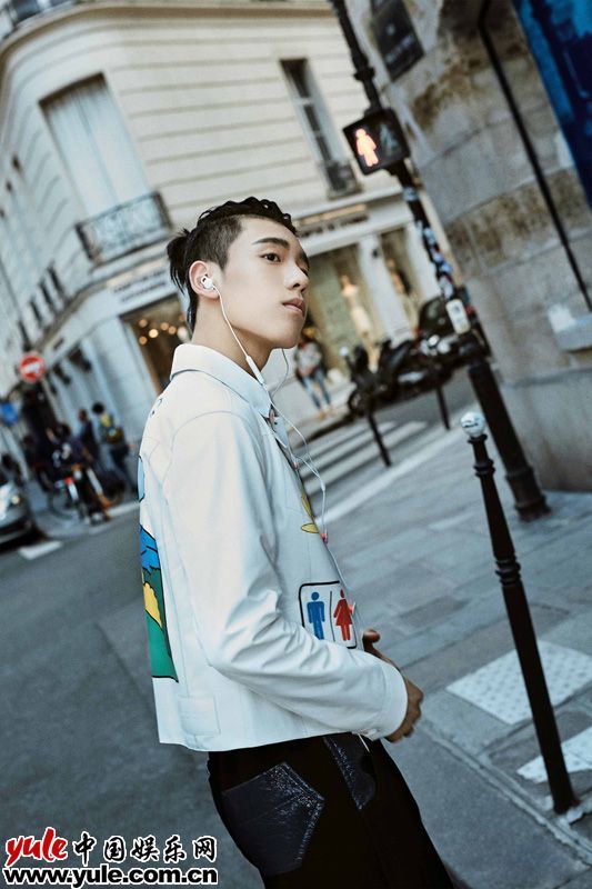 王子异街拍造型曝光 巴黎街头诠释欧式复古