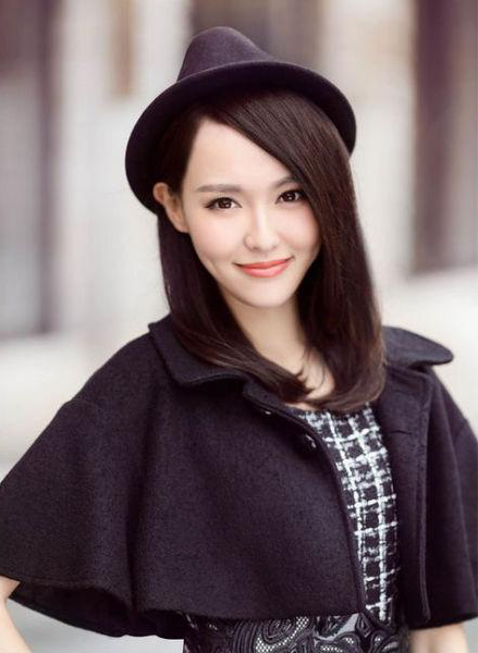 黑色卷发,粉色长裙,脸颊上小酒窝,唐嫣不愧是美貌与智慧一身!