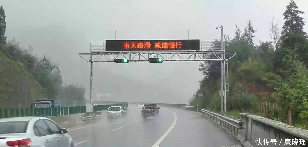  #车道#为什么老司机雨天跑高速都这么做，这里面大有学问，新手