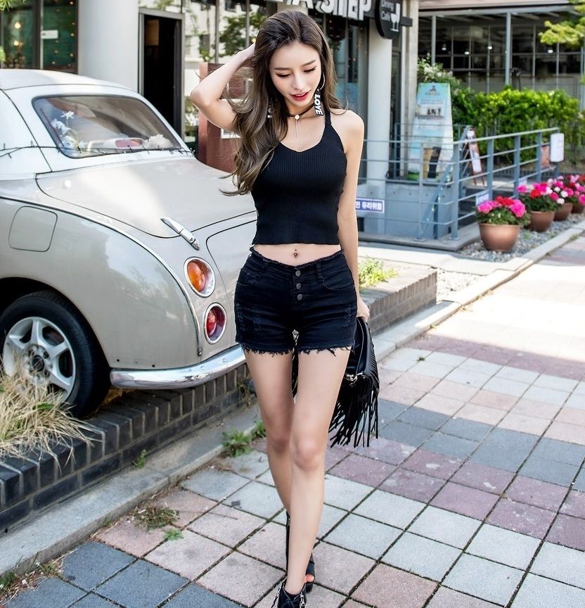 每日街拍:丰腴婀娜的热裤美女轻松打造完美身姿，显得娇柔动人!