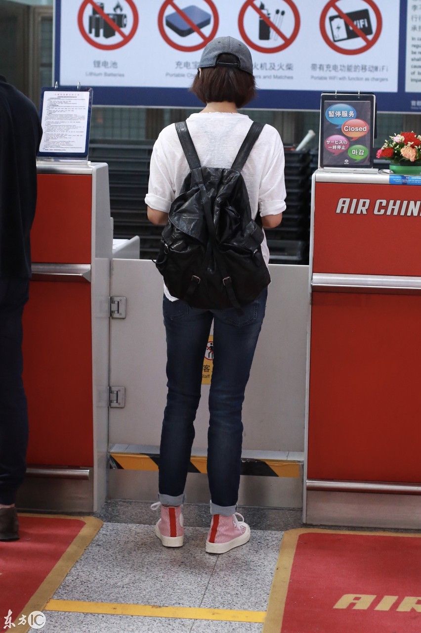 袁泉穿白色T恤搭配蓝色牛仔裤现身机场，穿的鞋子尽显满满少女心