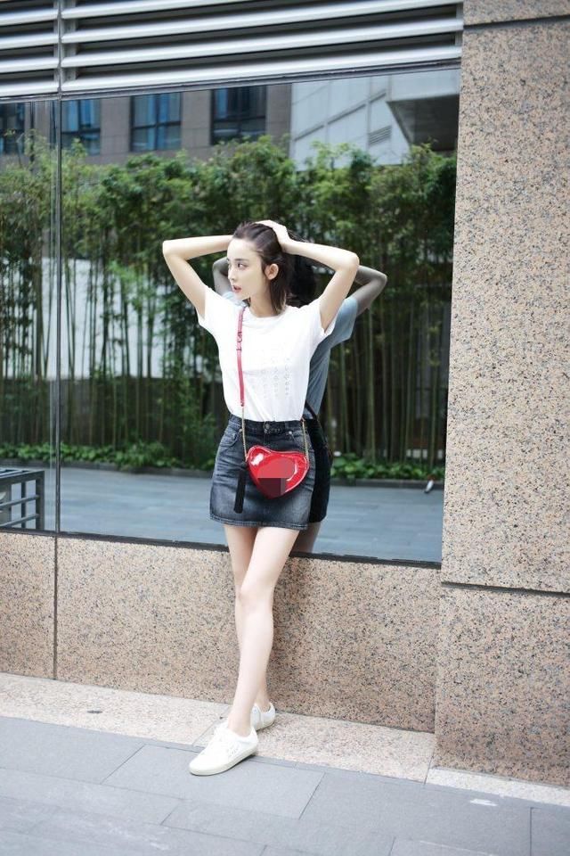 古力娜扎街头清纯出镜,服饰打扮让人心动,网友:想娶回家