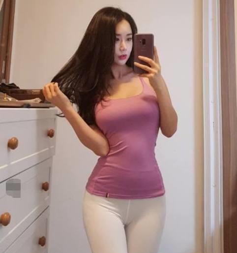 独特魅力的紧身裤小姐姐，优雅而妩媚，尽显凹凸身姿！