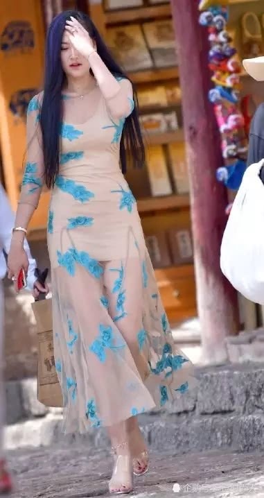 实拍：小姐姐穿裙子上街，一阵风吹过，裙子都起来了 仙气十足！