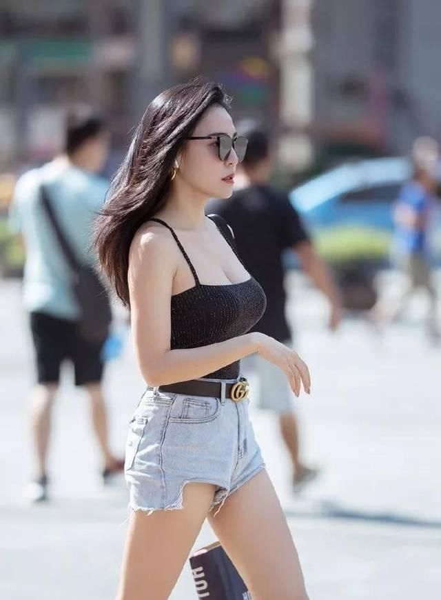 #上搭配一#女性搭配高跟鞋,彰显出婀娜多姿的身材