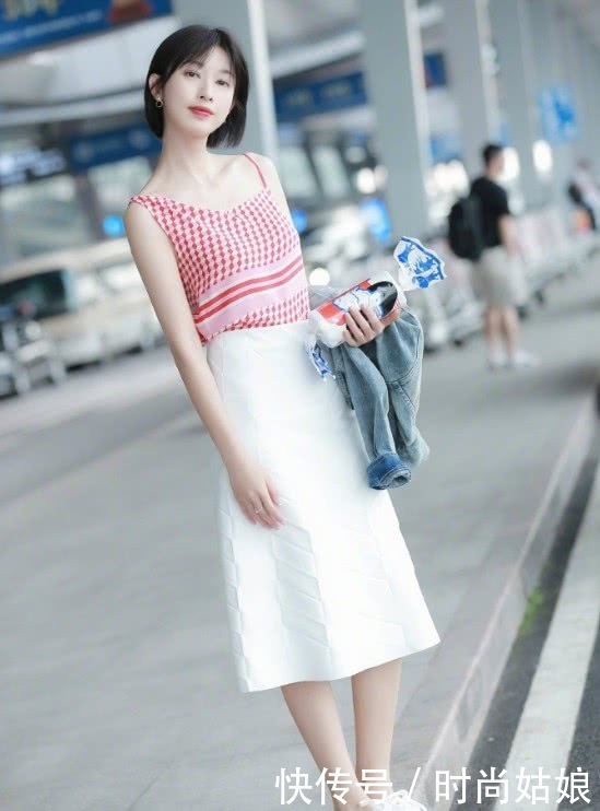 张俪穿吊带衫和白裙，瘦瘦高高没有一丝赘肉，衣品高的人就是任性