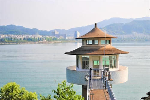 中国最大的人工湖，有数千座岛屿，为了修筑它付出了很多