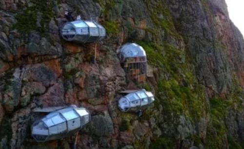 世界上“最可怕”的宾馆，直接建在悬崖峭壁上，你们敢睡吗？