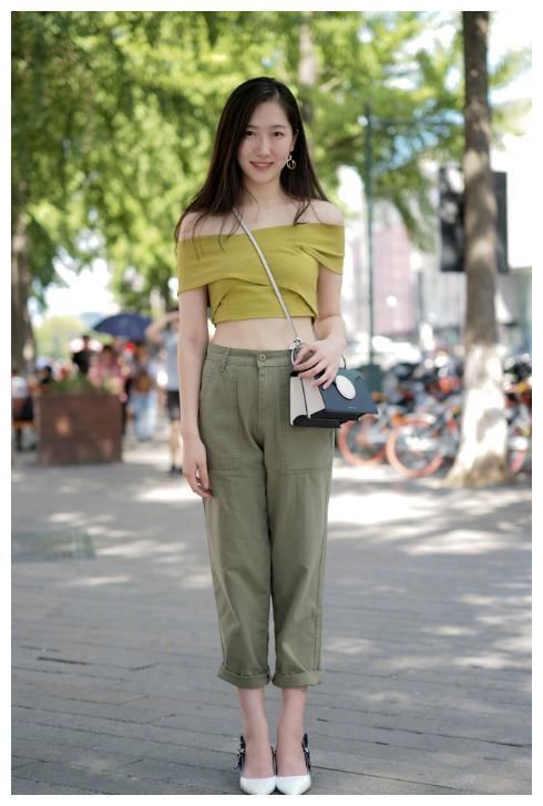 街拍：图三穿连体短裤，“奶白”的美腿，令人“心扉荡漾”！