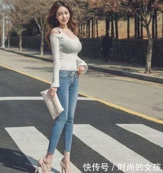 美女身穿紧身牛仔裤！完美展现了性感曼妙的身材！