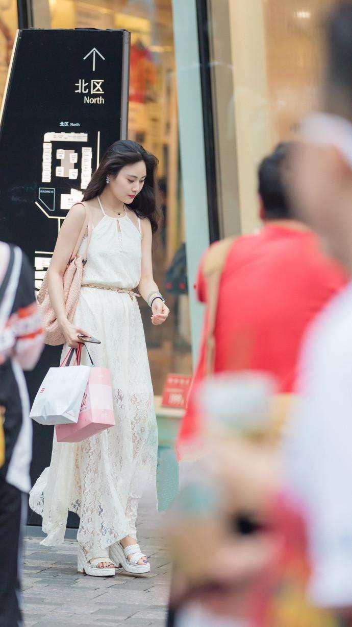 北京街拍：长相甜美的小姐姐，打扮起来更是好看到想撩她！