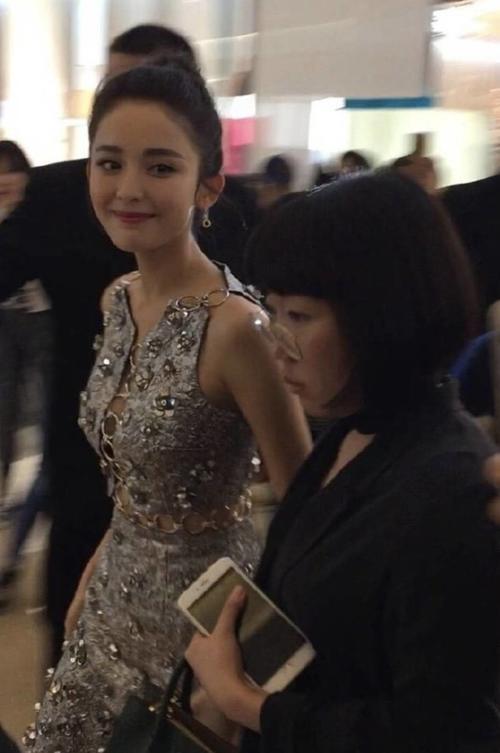 古力娜扎太猛！裙子用30个“银环”连接起来，网友：这都敢出门