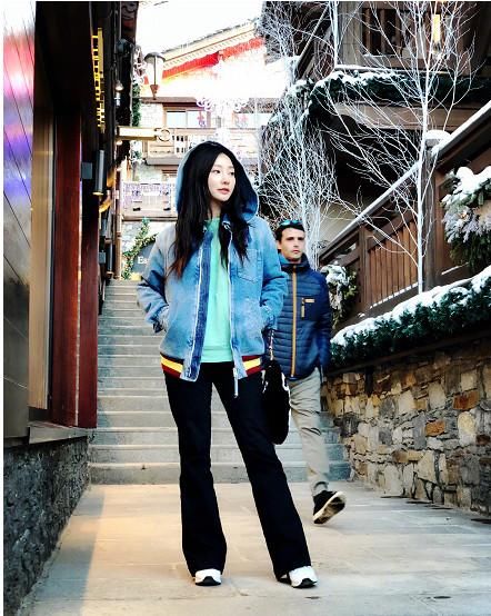 性感女神也可以hold住清纯帅气，柳岩的驭衣术了解一下？