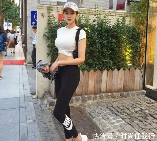 街拍：阳光朝气的紧身牛仔裤美女，身材一级棒