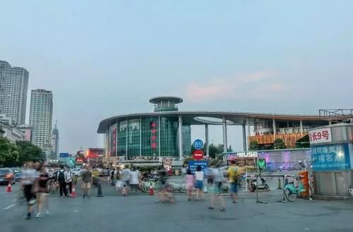 在武汉的汉口江滩走一走，看看长江的波澜壮阔，非常值了！