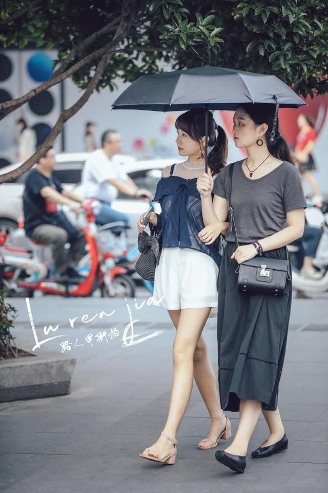 街拍:身穿性感露背吊带鱼尾裙的美女,木底高跟鞋太吸引眼球