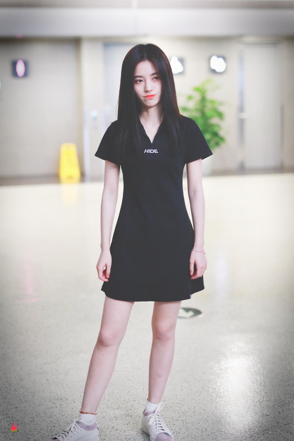 鞠婧祎一身黑色运动风现身机场，黑色的V领T恤衫，尽显青春气息