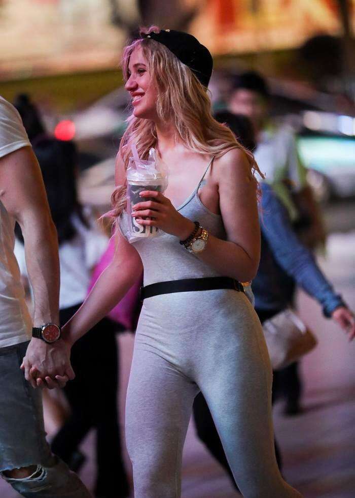 微胖身材的外国辣妹穿紧身吊带连体衣，好身材挡不住，若隐若现真