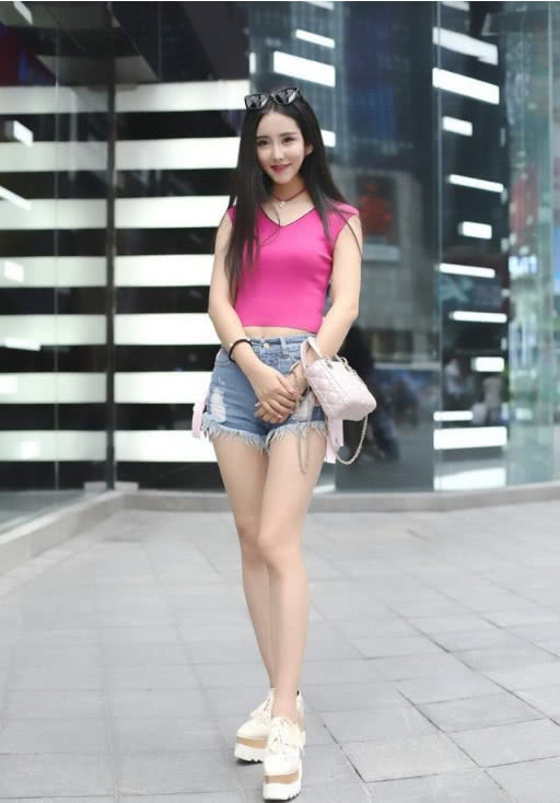 街拍：辣妈光滑大长腿，养眼惹人爱！