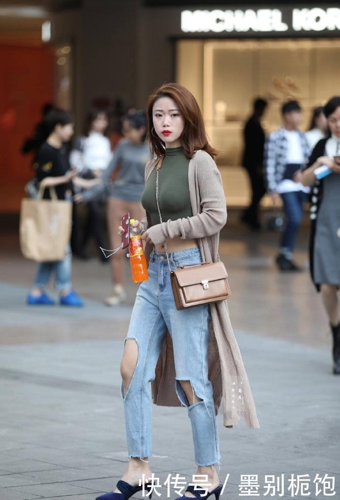 墨镜■街拍：戴着黑色墨镜的紧身美女,一双大长腿让人羡慕！