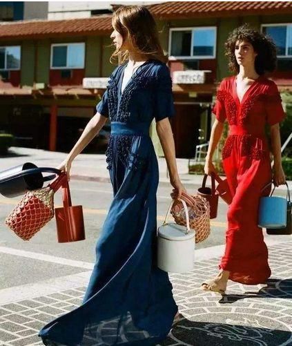 昨天的塑料袋你爱搭不理，今天的塑料袋只有时髦女孩看得起