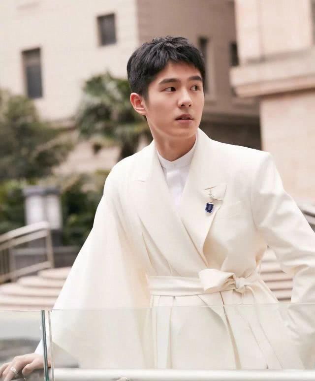  『出席活动』早春第一件外套，如何穿好一件斗篷？