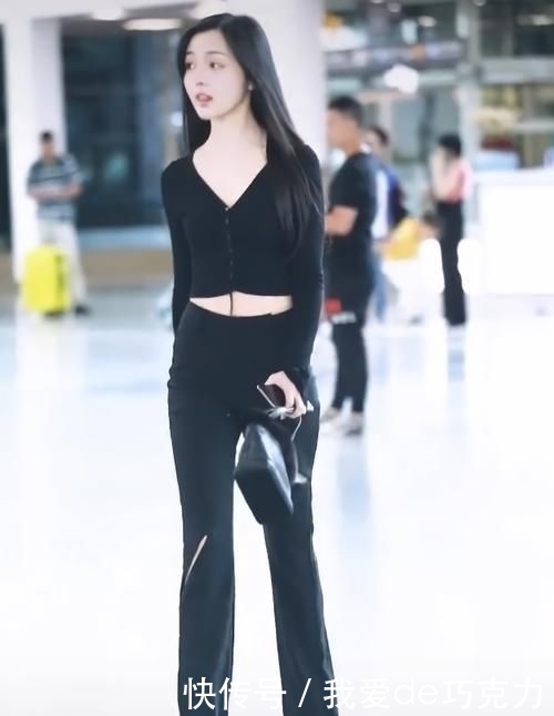  气质■个性时尚的代表，红色上衣搭配短裤，彰显东方女性成熟气质美