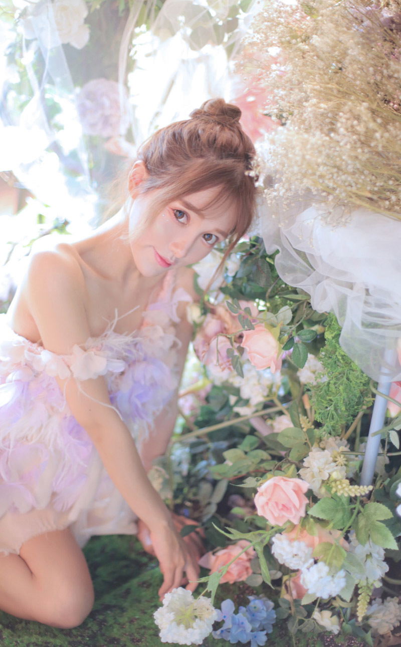 丸子头女孩性感抹胸裙写真