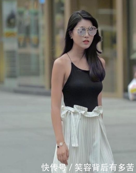  「美女」街拍：阔腿裤搭配黑色吊带衫，美女身材苗条有致，让人无法遗忘