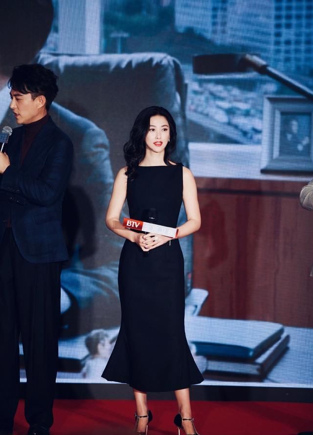  『精致』她连续6年登全球最美面孔，今穿短西装阔腿裤，秀侧颜精致高级