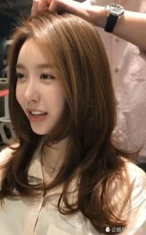 瓜子脸美女去换造型，头上卷了一堆梳子，最后竟美的让人移不开眼