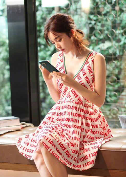 娜扎和张翰分手后更惊艳了, 穿深V红裙完美诠释好身材!