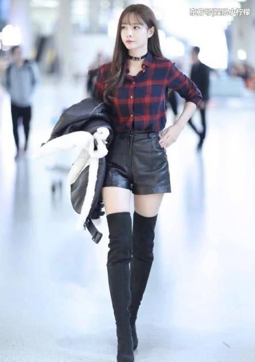 沈梦辰穿黑色高筒靴尽显时尚，瞬间变两米的长腿，短腿也有希望