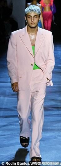 维密Gigi真豁出去了！大热天竟穿上羽绒服出街，同行的贝拉还光腿