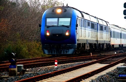  「火车」中国人口众多，为什么不推行双层火车呢？看完长见识了