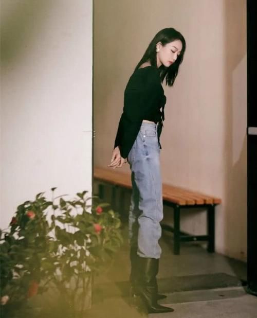  『蝴蝶结』宋茜秀小蛮腰的方式真特别！两个蝴蝶结拼成泡泡袖上衣，高贵撩人