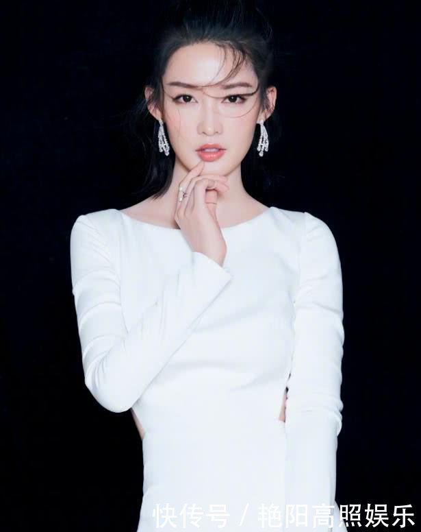 李沁怎么那么会玩？改良高跟鞋当成拖鞋穿，却把脚穿得扁扁的