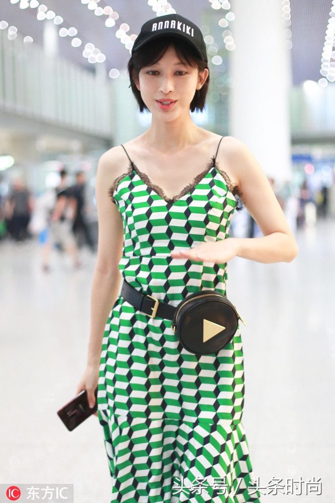 张俪最新机场街拍|穿上这条吊带裙 可以撩起整个世界