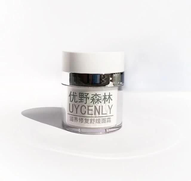  显嫩：巨补水，超显嫩的高滋润强效锁水面霜推荐：令肌肤如丝般紧致柔滑
