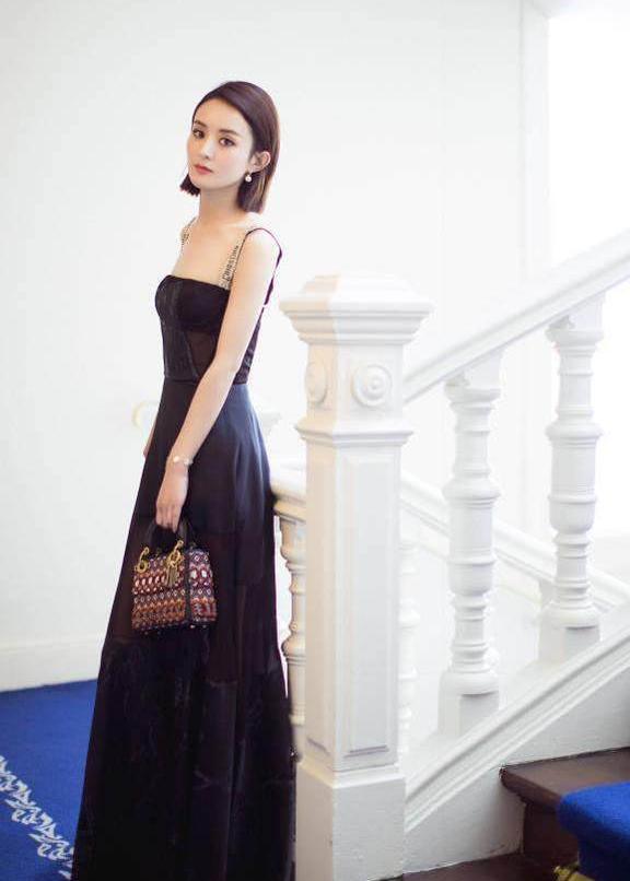 赵丽颖巴黎街头照曝光 宽松黑色V领裙气场1米8