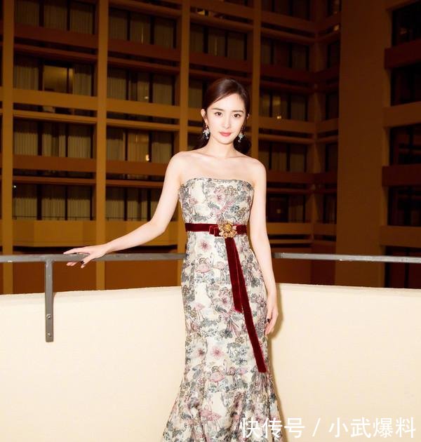 一直以为杨幂穿印花裙是最美的, 直到我看到了蒋勤勤!